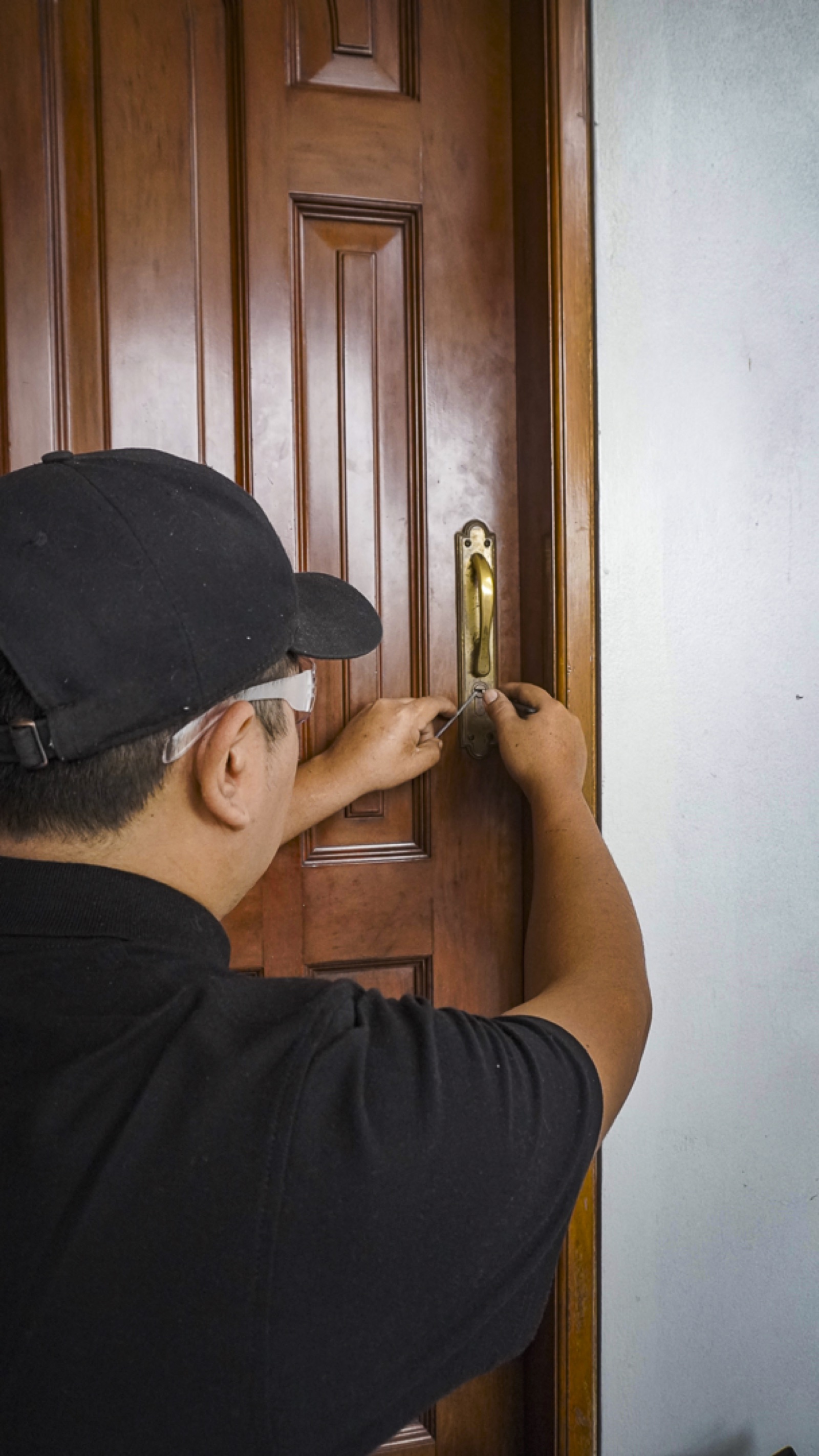 Técnico profesional de TecniLlaves trabajando en cerradura